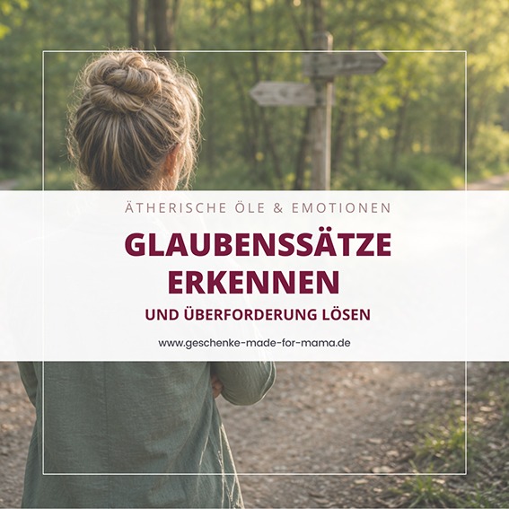 Glaubenssätze erkennen und Überforderung lösen | Blog Geschenke made for Mama Nachdenkliche Frau an einer Weggabelung im Wald – Symbolbild für das Erkennen belastender Glaubenssätze, Biografiearbeit und neue Wege aus der Überforderung.