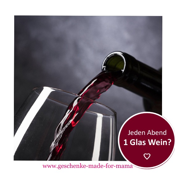 Weinflasche schenkt ein Glas Wein ein, dazu die Frage „jeden Abend 1 Glas Wein?“ – Hinweis auf unruhigen Schlaf durch Alkohol