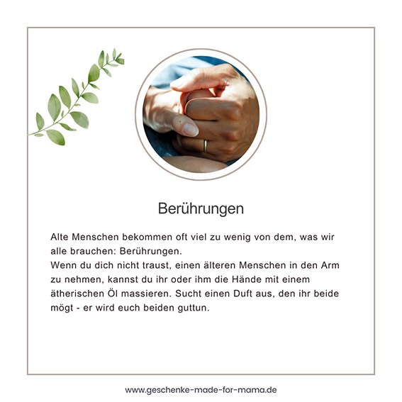 Berührungen und Nähe – wenn Eltern alt werden Wenn Eltern alt werden: erwachsene Tochter massiert die Hände einer älteren Frau mit ätherischem Öl als liebevolle Berührung