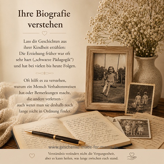 Nostalgisches Beitragsbild mit alten Familienfotos, handgeschriebenem Tagebuch und Blumen. Text über die Bedeutung der Biografie und der Erziehung früher für das Verhalten älterer Eltern.