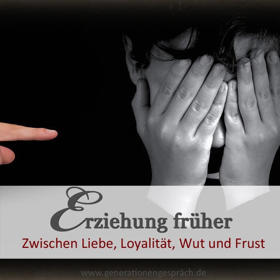 Kind aus den 1950er- oder 1960er-Jahren mit nachdenklichem Blick – Symbolbild für Erziehung früher, Kindheitsprägung und den Einfluss der frühen Lebensjahre auf das Erwachsenenleben.