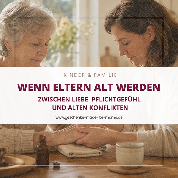 Wenn Eltern alt werden: Liebevoll begleiten und sich selbst nicht verlieren Erwachsene Tochter massiert liebevoll die Hände ihrer älteren Mutter am Küchentisch – wenn Eltern alt werden und Umgang mit alten Eltern zwischen Fürsorge, Nähe und emotionalen Herausforderungen.