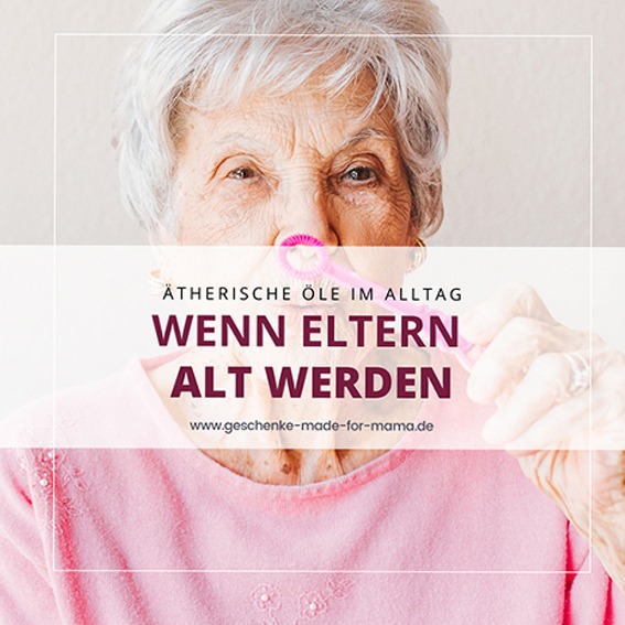 Wenn Eltern alt werden – ältere Frau pustet Seifenblasen als Symbol für Lebensfreude im Alter und den emotionalen Umgang mit alten Eltern