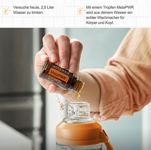 Hand tropft die doTERRA MetaPWR Ölmischung in eine Wasserflasche – hormoneller Reset durch weniger Zucker, ausreichend trinken und Stoffwechsel aktivieren
