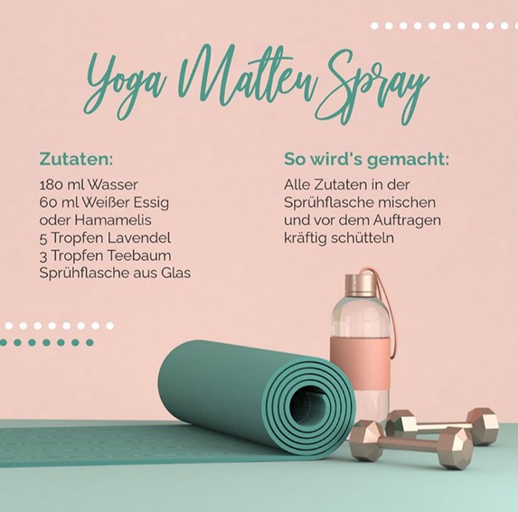 Yogamatte mit Flasche DIY Yogamatten-Spray und dem Rezept mit ätherischem Lavendelöl und Teebaumöl. Natürlich frisch und reinigend