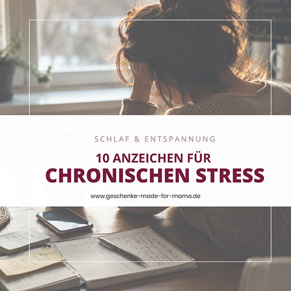 Ich funktioniere nur noch – 10 Anzeichen für chronischen Stress Frau sitzt frühmorgens erschöpft am Küchentisch und stützt den Kopf in die Hände – ein typisches Anzeichen für chronischen Stress.